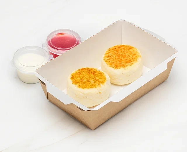 Сырники со сметаной и клубничным соусом